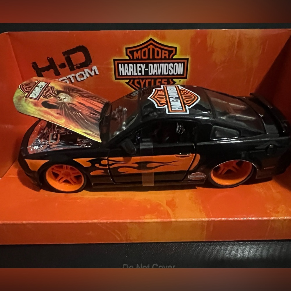 Harley Davidson / 2006 Ford Mustang GT 1/24 Diecast